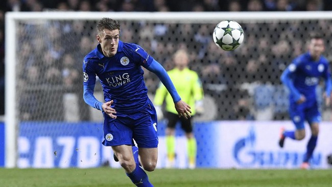 Leicester City berhasil unggul 2-0 atas Liverpool di babak pertama lewat gol yang dicetak oleh Jamie Vardy dan Danny Drinkwater.