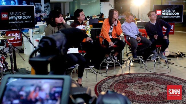 Di tengah kesibukan masing-masing personel, termasuk Cholil yang harus bolak-balik Indonesia-Amerika, Efek Rumah Kaca menyiapkan album baru.