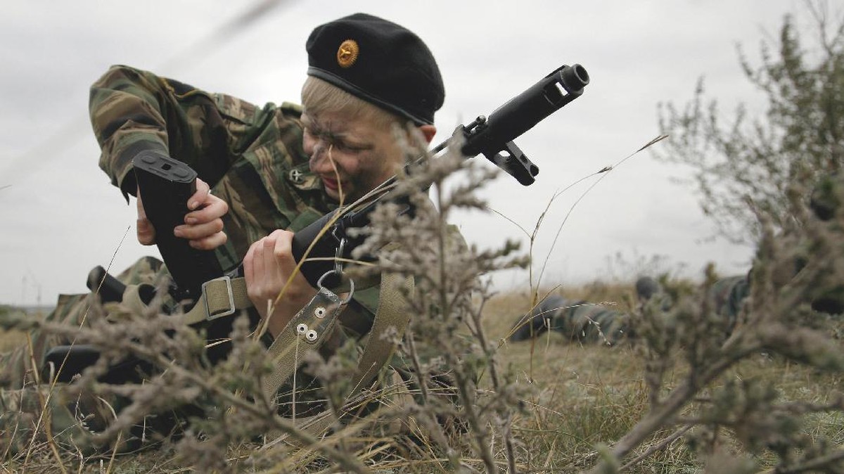 Mengintip Latihan Militer Anak di Rusia