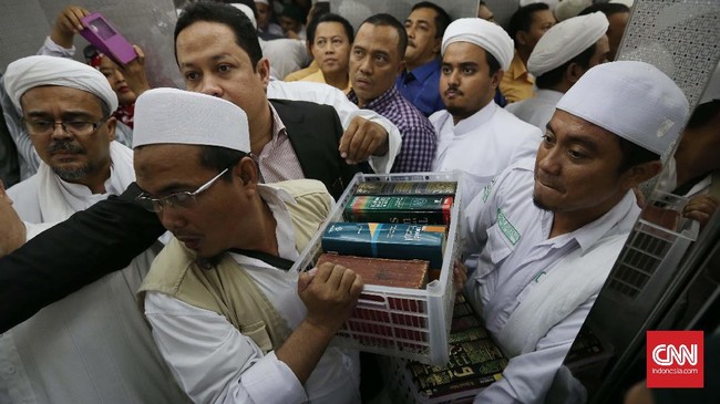 Kepada polisi, petinggi Front Pembela Islam Rizieq Shihab yakin Ahok telah menistakan agama. Ia meminta Kepolisian segera menggelar perkara dengan Kejaksaan.
