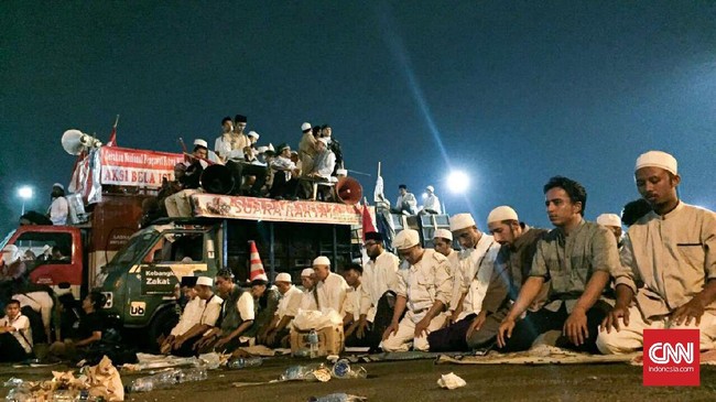 Ratusan orang tiba di pintu rumah rakyat di kawasan Senayan, namun kehadiran mereka sempat membuat ruas jalan tersendat.