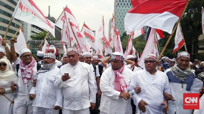 Massa memaksa petugas membuka gerbang Stasiun Gambir. Selain menerobos gerbang, massa demonstran juga memanjat pagar stasiun yang mengakibatkan kerusakan pagar.