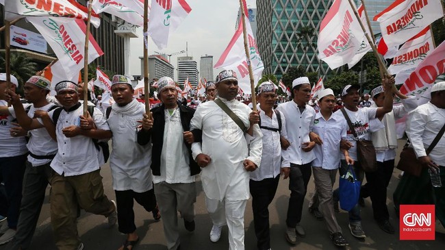 Dari pinggiran Jakarta, ratusan simpatisan Gerakan Pengawal Fatwa MUI menumpang transportasi umum seperti KRL dan bus kota untuk menuju lokasi Aksi Bela Islam.