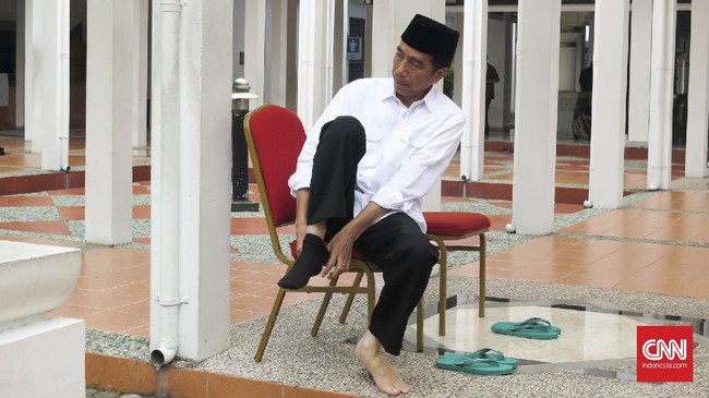 Menko PMK Pratikno, nan menjadi Mensesneg era Presiden Jokowi, menemani Jokowi melaksanakan Salat Jumat di Masjid Istiqlal siang tadi.