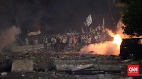 Massa Dipukul Mundur, Pasukan TNI/Polri Pagari Istana