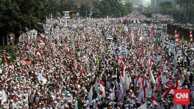 Titik-titik yang menjadi area Demo 4 November sudah ditinggalkan massa. Kawasan itu aman, tapi menyisakan sampah, batu dan air mineral pada Sabtu (5/11) pagi.