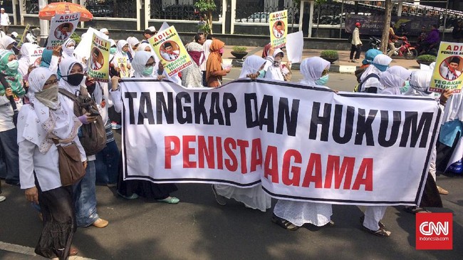 Pertemuan antara wakil rakyat dengan delapan perwakilan pedemo itu berlangsung selama 1,5 jam, sejak pukul 02.00 WIB.