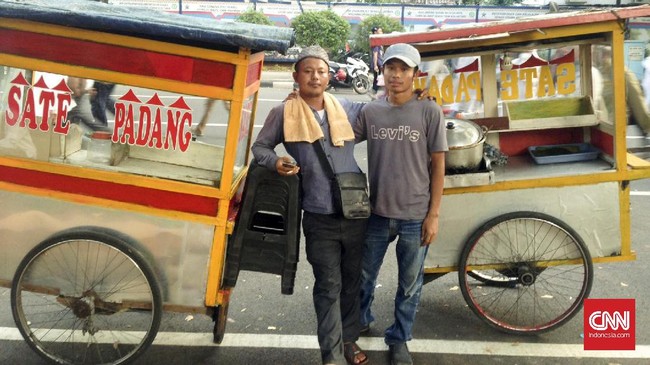 Yanto dan Deden, dua orang pedagang sate padang berjualan bersebelahan di jalan Medan Merdeka Selatan. Dalam waktu empat jam, ratusan tusuk sate ludes terjual.