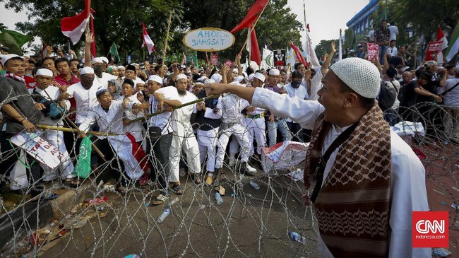 Badan Nasional Penanggulangan Teroris (BNPT) memantau pergerakan teroris sejak Aksi Bela Islam II pada 4 November lalu, yang diikuti sejumlah teroris.