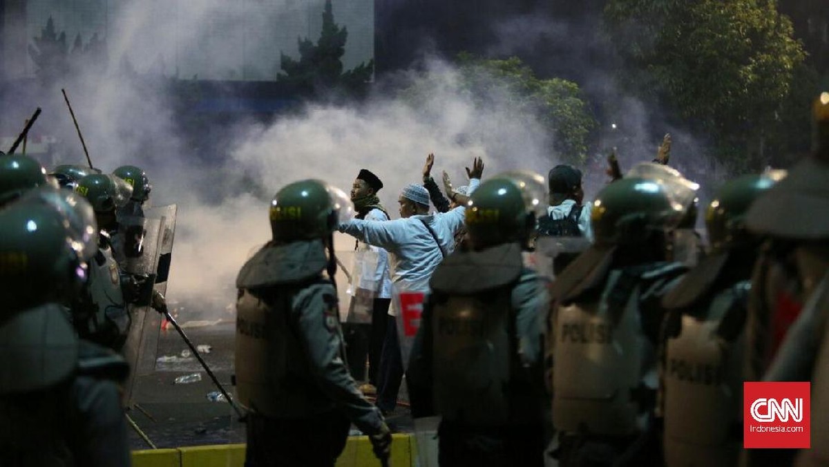 Api dan Letusan Warnai Aksi Anti Ahok