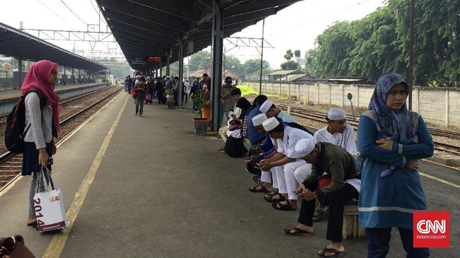 Kepadatan antara lain mulai terlihat di Stasiun Bekasi, Bogor, Rawa Buntu, Universitas Indonesia, Manggarai, Cikini, Gondangdia, sampai Juanda.