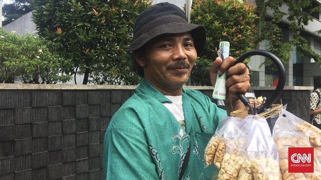 Abdul (46) seorang pedagang tahu dan kacang goreng asal Karawang mengaku harus menempuh perjalanan jauh demi mengantongi rezeki saat demonstrasi berlangsung.