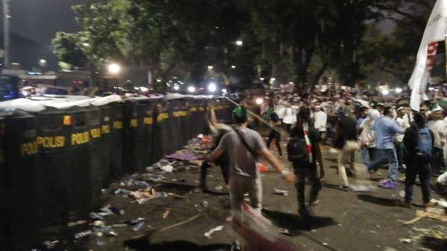 Suasana semakin tak terkendali. Sejumlah petugas dan pedemo terluka. Tembakan peringatan dan gas air mata dilepaskan oleh petugas.