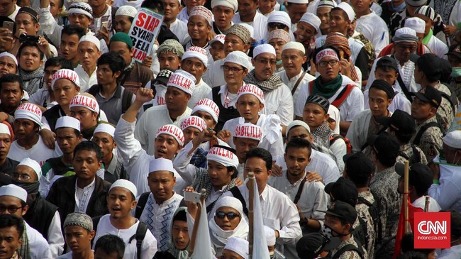Sekitar 600 simpatisan GNPF MUI berkeras jalan kaki dari Ciamis ke Jakarta. Sebagian lainnya tak kuat secara fisik dan akhirnya menumpang bus Perhutani.