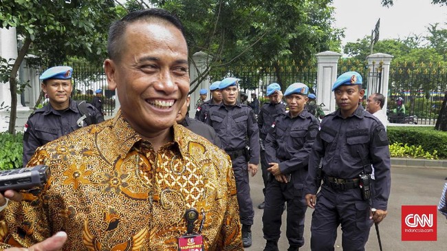 Menteri Badan Usaha Milik Negara (BUMN) Erick Thohir resmi mengangkat Letjen TNI (Mar) (Purn) Bambang Suswantono sebagai komisaris PT Pertamina (Persero).