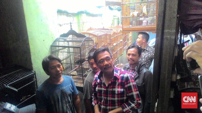 Masyarakat menutup portal jalan dengan gerobak dan tangga besi. Takbir diteriakkan sebagai bentuk penolakan atas kedatangan Djarot.