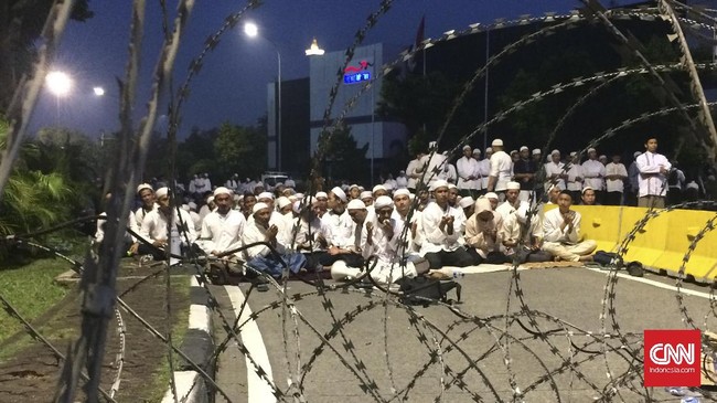 Polisi menoleransi aksi demonstrasi yang melewati batas waktu pukul 18.00 WIB. Polisi akan menemani jika demonstran memilih menginap di Istana Kepresidenan.