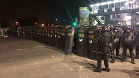 Truk Marinir, Polisi dan Ambulans Bergerak ke Luar Batang