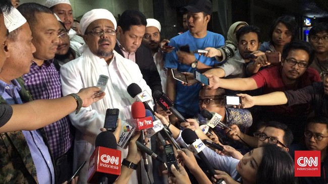 Wakil Ketua Komisi III Ahmad Sahroni mempertanyakan keberadaan empat laskar yang kabur, termasuk Rizieq kepada keluarga korban penembakan.