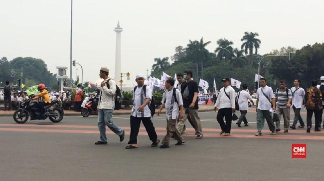 Lokasi masjid Istiqlal dinilai terlalu jauh bagi para demonstran untuk bergegas kesana demi melaksanakan salat Jumat.
