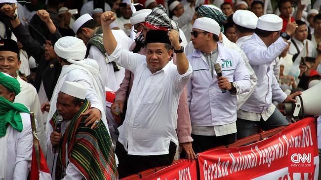 Demonstran dalam aksi 'Bela Islam' menuding Presiden Joko Widodo menghindari pertemuan secara langsung, Fahri Hamzah sebut Jokowi seorang presiden amatir.