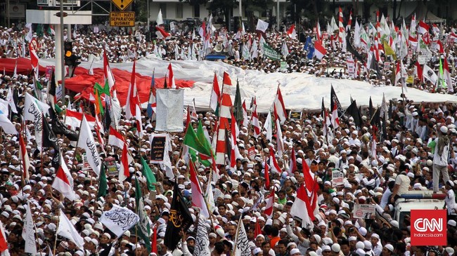 Bendera merah-putih bertuliskan huruf arab itu berkibar saat FPI menggelar aksi di halaman Mabes Polri, Senin (16/1).