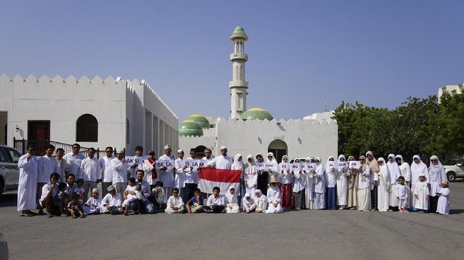 Puluhan WNI berkumpul dan mengusung kertas yang bertuliskan "Aksi Bela Islam Hukum Penghina Al-Quran" di depan salah satu masjid di Muscat pada Jumat (4/11).