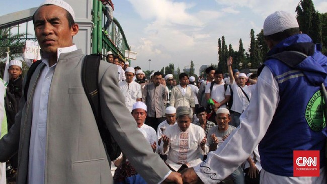 MUI meminta Gerakan Nasional Pengawal Fatwa (GNPF) tak menggunakan simbol lembaga itu terkait dengan rencana aksi anti Ahok pada 2 Desember 2016.