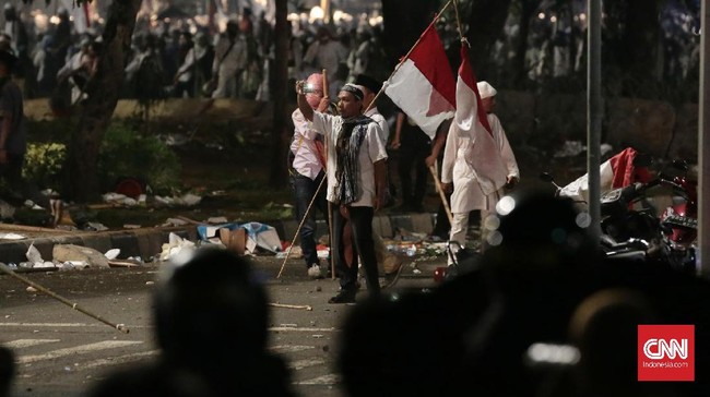 Demo anti Ahok tak hanya meninggalkan kemarahan sebagian orang, namun juga meninggalkan sampah yang bertebaran di mana-mana.