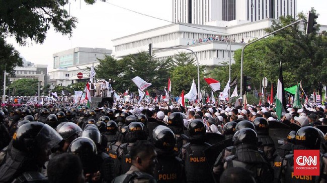 Panggung besar di pasang menghadap tugu monas. Tak jauh dari lokasi itu terdapat barak tentara dan kepolisian yang bertugas mengamankan aksi 2 Desember.