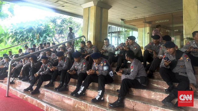 Ribuan personel Brimob dari sejumlah polda masuk daftar BKO unjuk rasa menentang Ahok di. Mereka harus melawan diri sendiri sebelum menghadapi massa.