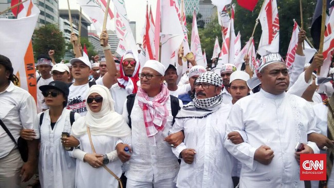 Massa demonstran anti-Ahok mulai mengerubungi Istana Kepresidenan, meneriakkan yel-yel yang memekakkan telinga.