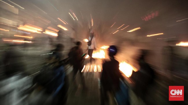 Polsek Tambora, Jakarta Barat, menangkap salah seorang pengeroyok pendukung Ahok. Sebelum kejadian, korban memasang stiker Ahok-Djarot hingga malam.