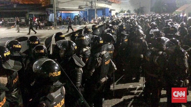 Massa dan aparat berhadap-hadapan dengan hanya berjarak sekitar 30 meter. Negosiasi sempat berlangsung antara kedua belah pihak.