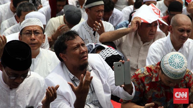 Advokat Eggi Sudjana yang didapuk menjadi khatib salat Jumat para demonstran di area patung kuda, menyebut ada upaya melindungi Ahok dari pasal 156 KUHP.