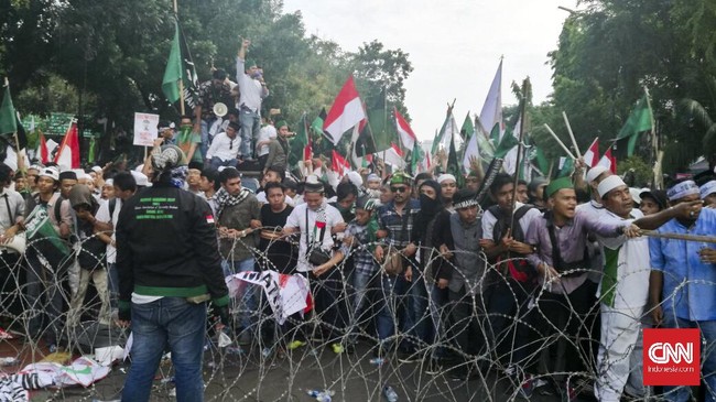 Polisi juga memeriksa koordinator lapangan saat aksi di depan Istana 4 November. Saat ini polisi telah menjadikan lima anggota HMI sebagai tersangka.
