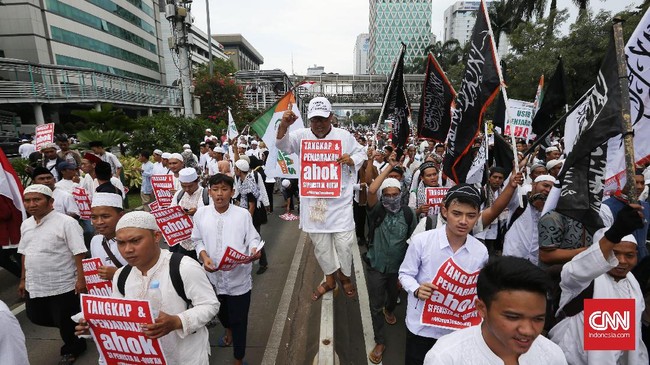 Ahok berkomitmen untuk menanggung biaya kesehatan warga Jakarta, termasuk para pedemo yang marah terhadapnya melalui program amal sosial.