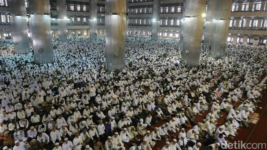 Umat Muslim dari berbagai ormas yang akan turun ke jalan menuju Istana menuntut penuntasan kasus dugaan penistaan agama terhadap Basuki Tjahaja Purnama &lpar;Ahok&rpar; berkumpul di Masjid Istiqlal&period;