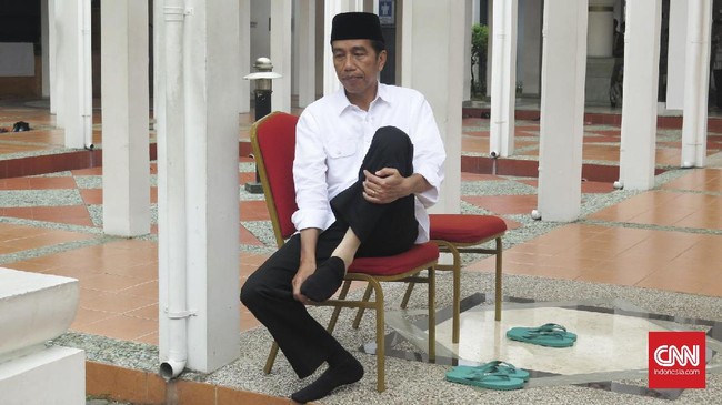 Presiden Jokowi tetap bekerja seperti biasa. Jelang demonstrasi di depan Istana Kepresidenan, ia meninjau proyek kereta bandara di Soekarno-Hatta.
