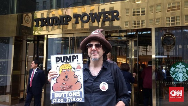 Dalam salah satu aksi unjuk rasa di depan Trump Tower, seorang pria menggambarkan Trump tidak sebagaimana mestinya, diserupakan dengan tinja.