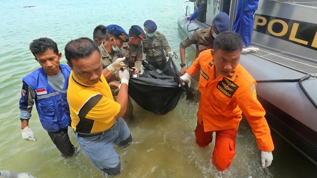 Sebanyak 45 jenazah TKI yang menjadi korban kapal tenggelam di perairan Batam pada awal November telah diserahkan kepada keluarga.