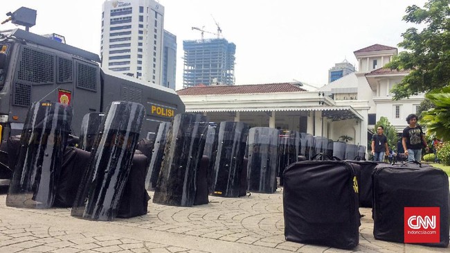 Sekelompok orang ini berada 20 menit di depan gerbang perumahan yang dijaga polisi dan prajurit TNI.
