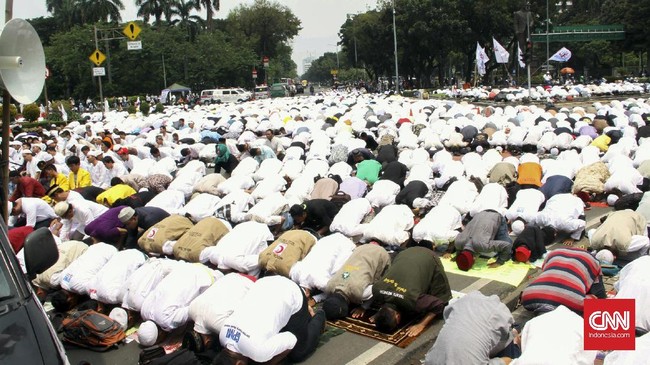 Memperingati Maulid Nabi, umat Islam di sejumlah wilayah di Indonesia, menggelar Salat Subuh berjamaah '1212', yang merupakan lanjutan aksi damai #212.