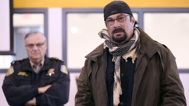 Aktor Hollywood Steven Seagal ikut mendukung perbuatan Khabib Nurmagomedov menghajar rekan Conor Mcgregor, Dillon Danis.