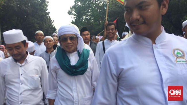 Rhoma Irama muncul dengan pengawalan di tengah-tengah massa di Jalan Medan Merdeka Barat. Ia mengenakan pakaian serba putih.