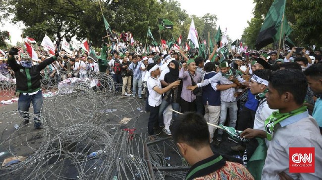 Sesuai ketentuan, batas waktu unjuk rasa hanya diperbolehkan sampai pukul 18.00 WIB. Namun, jumlah massa yang mengerubungi Istana Kepresidenan makin bertambah.