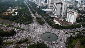 Aksi Putih Anti Ahok
