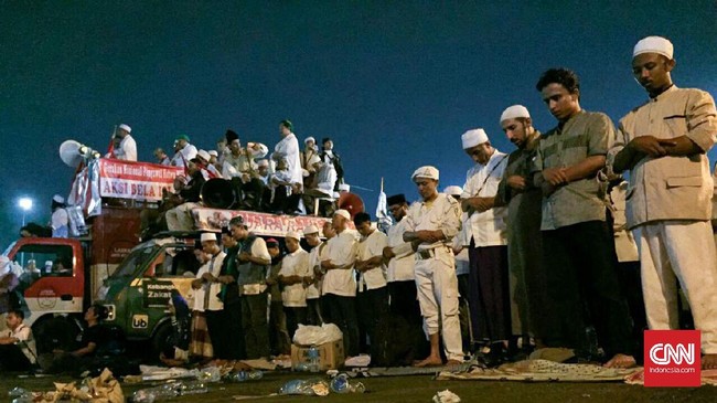 Demonstran yang ada di depan DPR/MPR RI tidak akan dipersilakan masuk ke kawasan DPR/MPR RI. Karena, batas untuk melakukan orasi adalah di depan pagar.