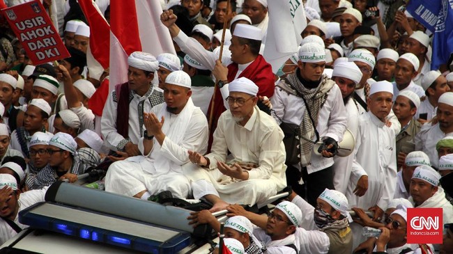 Massa yang diperkirakan berjumlah ribuan orang ini kemudian melanjutkan acara dengan berzikir bersama. Zikir kali ini dipimpin langsung oleh KH Arifin Ilham.