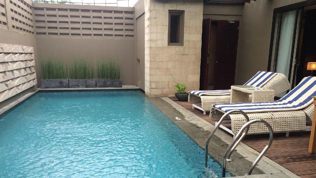 Kota Bandung punya sederet penginapan-penginapan dengan fasilitas memuaskan seperti kolam renang, dengan tarif per malam yang tergolong terjangkau.